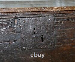18ème Siècle Circa 1720 Solid Oak Six Plank Coffer Trunk Chest Thick Iron Handle