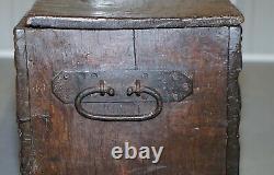 18ème Siècle Circa 1720 Solid Oak Six Plank Coffer Trunk Chest Thick Iron Handle