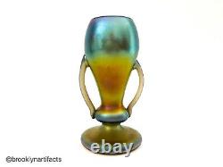 Antique Imperial Art Glass Free Hand Iridescent Loop Poignée Chalice Ou Vase