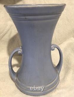 Art Déco 1940s Mccoy Art Potterie Matte Blue Large 2 Poignée Vase Rare À Trouver