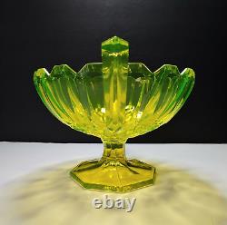 Bol en forme de trophée en verre d'uranium vaseline jaune de style Art Déco vintage.