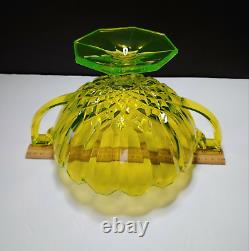 Bol en forme de trophée en verre d'uranium vaseline jaune de style Art Déco vintage.