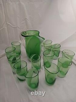 Carafe unique Art Déco W. V. BLENDO en émeraude vert et blanc avec 13 verres assortis