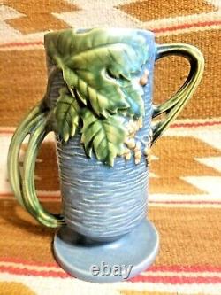 Dans Les Années 1940, Roseville Art Pottery Vase Blue Bushberry 2 Twig Handles 32-7 Mint Perfct