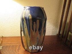 Grand vase en grès Art Déco français à deux poignées, magnifique émail égoutté bleu.