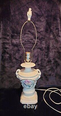 Lampe de table néoclassique en porcelaine blanche rose avec des poignées en forme d'urne de style Art Déco