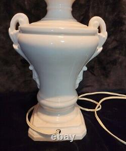 Lampe de table néoclassique en porcelaine blanche rose avec des poignées en forme d'urne de style Art Déco