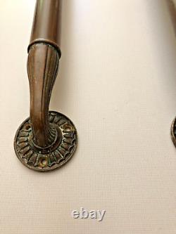 Paire RARE d'antiques poignées de porte Art Déco en bronze de 26 1/2 pouces, en excellent état / patine.
