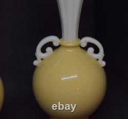 Paire de vases à poignées en porcelaine Lenox classique jaune Art Déco rare des années 1940