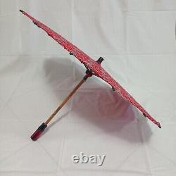 Parasol Art Déco rouge coloré avec poignée en bakélite cerise et manche en bois VTG 30s