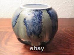 Poterie Art Déco française Denbac, Vierzon, vase à trois anses, émail bleu goutte à goutte.