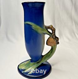 Poterie d'art Vintage Roseville 1931 PINE CONE Vase Bleu 112-7 avec Poignée Excellent