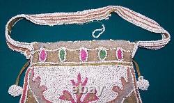 SAC À MAIN Art DECO Antique en perles BLANCHES, ROSES et VERTES, doublé de satin avec poignée à franges
