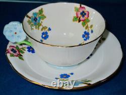 Tasse et soucoupe peintes avec une poignée de fleurs bleues de style Art Déco, rare et antique d'Aynsley