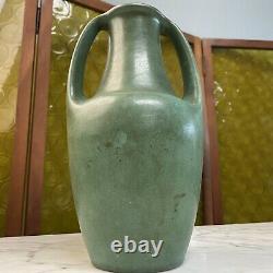 Teco Pottery Vase Vert À Deux Mains Estampillé / Sculpté 2x