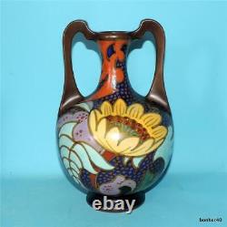 Traduisez ce titre en français : Vase à deux poignées Gouda Zuid-Holland, artisanat d'art vintage néerlandais, art populaire néerlandais de style Art Déco.
