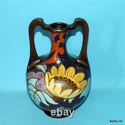 Traduisez ce titre en français : Vase à deux poignées Gouda Zuid-Holland, artisanat d'art vintage néerlandais, art populaire néerlandais de style Art Déco.