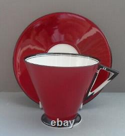 Une tasse à thé et une soucoupe en forme de chevron Art Déco Shelley 11776/41 avec poignée en forme de chevron. Vers 1930.