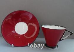 Une tasse à thé et une soucoupe en forme de chevron Art Déco Shelley 11776/41 avec poignée en forme de chevron. Vers 1930.