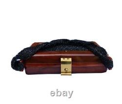 VTG 40s Brown BAKELITE Box Handbag Black Glass Beads Braided Handle Art Deco
<br/>	 <br/> Traduction en français : Sac à main en boîte BAKELITE marron des années 40 avec perles en verre noir et poignée tressée de style Art Déco