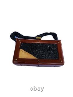 VTG 40s Brown BAKELITE Box Handbag Black Glass Beads Braided Handle Art Deco 		<br/>	
 <br/>Traduction en français : Sac à main en boîte BAKELITE marron des années 40 avec perles en verre noir et poignée tressée de style Art Déco