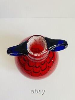 Vase D'ampoule Ronde En Verre D'art Rouge De Murano Avec Des Poignées Bleues De Conception D'onde Bleue / Bleu De Cobalt