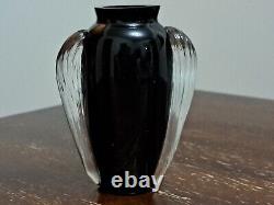 Vase En Verre De Lait Noir Art Déco Des Années 1920 Avec Poignées Claires