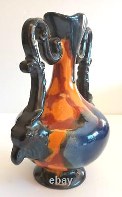 Vase à deux poignées en faïence Art Deco signé par Henri Delcourt, de style ancien français