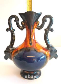 Vase à deux poignées en faïence Art Deco signé par Henri Delcourt, de style ancien français