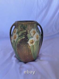 Vase à jonquilles et lys de Roseville de 7,75 pouces de hauteur, poterie vintage Art Déco à poignée