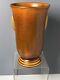 Vase à Poignée En Poterie D'art Vintage De 1920 Roseville Rosecraft Orange Brûlé 8 1/2 Pouces.