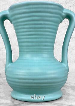 Vase à poignée sculpturale en poterie turquoise de style Art déco du milieu du siècle.