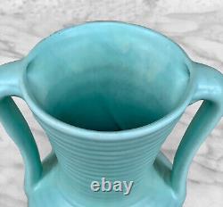Vase à poignée sculpturale en poterie turquoise de style Art déco du milieu du siècle.