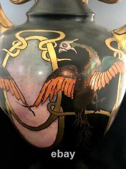 Vase de grande taille avec poignée peint à la main signé par un artiste : Dragon volant Art déco 1906
