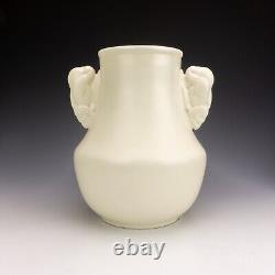 Vase décoré à poignée de colombe crème de Poterie Poole, forme 503 Art Déco
