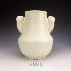 Vase décoré à poignée de colombe crème de Poterie Poole, forme 503 Art Déco