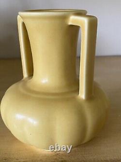 Vase en céramique Rookwood #6254 jaune mat 1934 Art Déco, 4,75 pouces de hauteur, à double anse