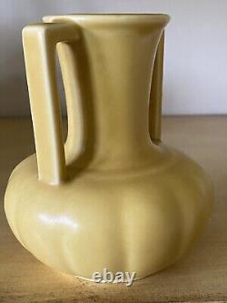 Vase en céramique Rookwood #6254 jaune mat 1934 Art Déco, 4,75 pouces de hauteur, à double anse