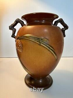 Vase en céramique de Roseville Pine Cone brun avec poignée # 844-8 en 1931