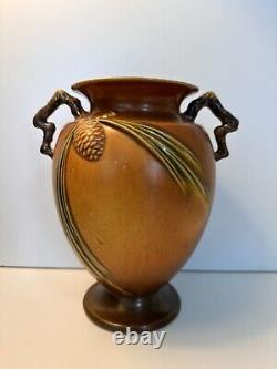 Vase en céramique de Roseville Pine Cone brun avec poignée # 844-8 en 1931