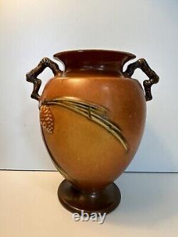 Vase en céramique de Roseville Pine Cone brun avec poignée # 844-8 en 1931