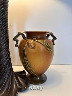 Vase en céramique de Roseville Pine Cone brun avec poignée # 844-8 en 1931