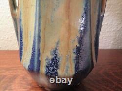Vase en grès Art Déco français de grande taille à deux anses, magnifique émail bleu dégoulinant.