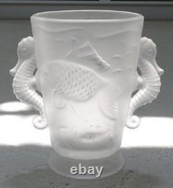 Vase en verre tchèque Barolac antique Art Déco avec des poissons Koï et des poignées en forme de hippocampe.