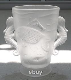 Vase en verre tchèque Barolac antique Art Déco avec des poissons Koï et des poignées en forme de hippocampe.