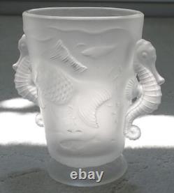 Vase en verre tchèque Barolac antique Art Déco avec des poissons Koï et des poignées en forme de hippocampe.