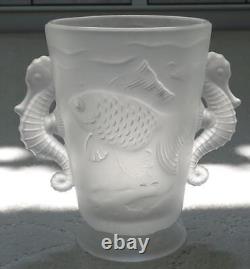 Vase en verre tchèque Barolac antique Art Déco avec des poissons Koï et des poignées en forme de hippocampe.