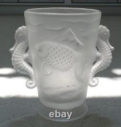 Vase en verre tchèque Barolac antique Art Déco avec des poissons Koï et des poignées en forme de hippocampe.