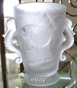 Vase en verre tchèque Barolac antique Art Déco avec des poissons Koï et des poignées en forme de hippocampe.