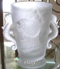 Vase en verre tchèque Barolac antique Art Déco avec des poissons Koï et des poignées en forme de hippocampe.